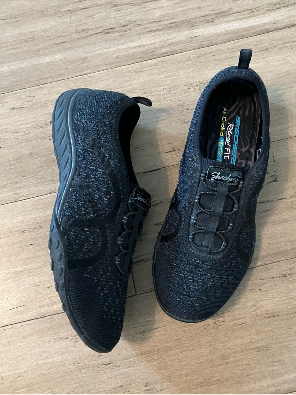 Skechers black air cooled memory foam women’s sneakers. Size 8.5